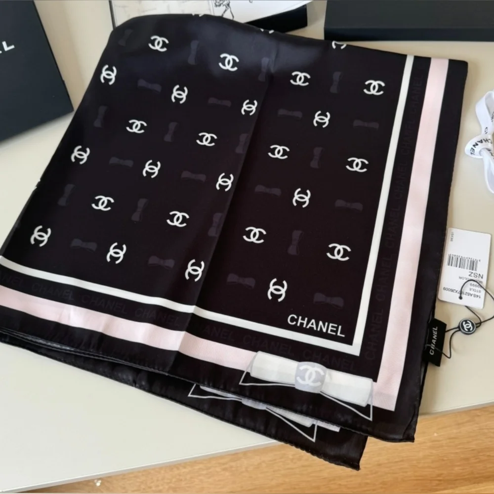 CHANEL elegant black
